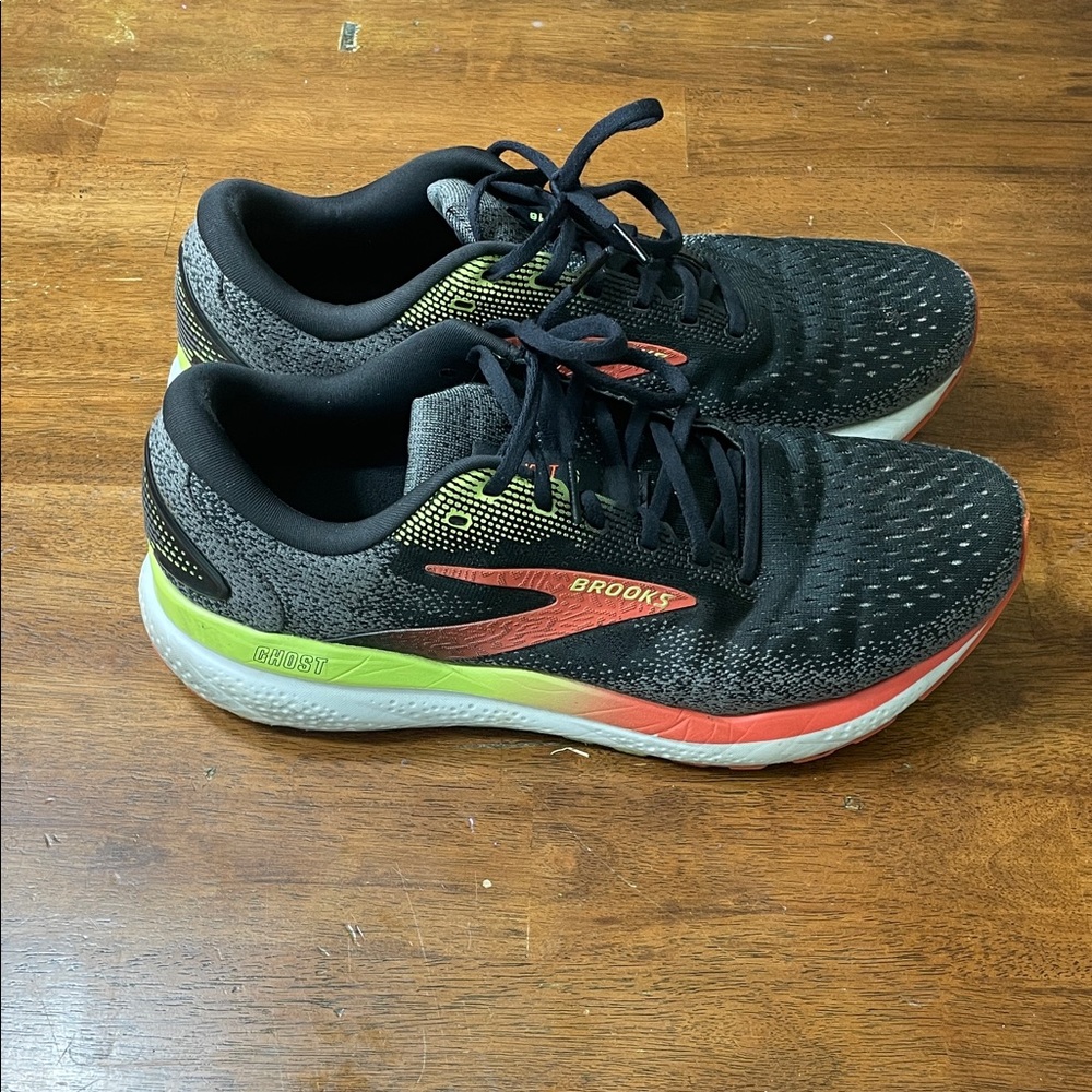 Brooks Men's Black and Red Athletic Shoes
